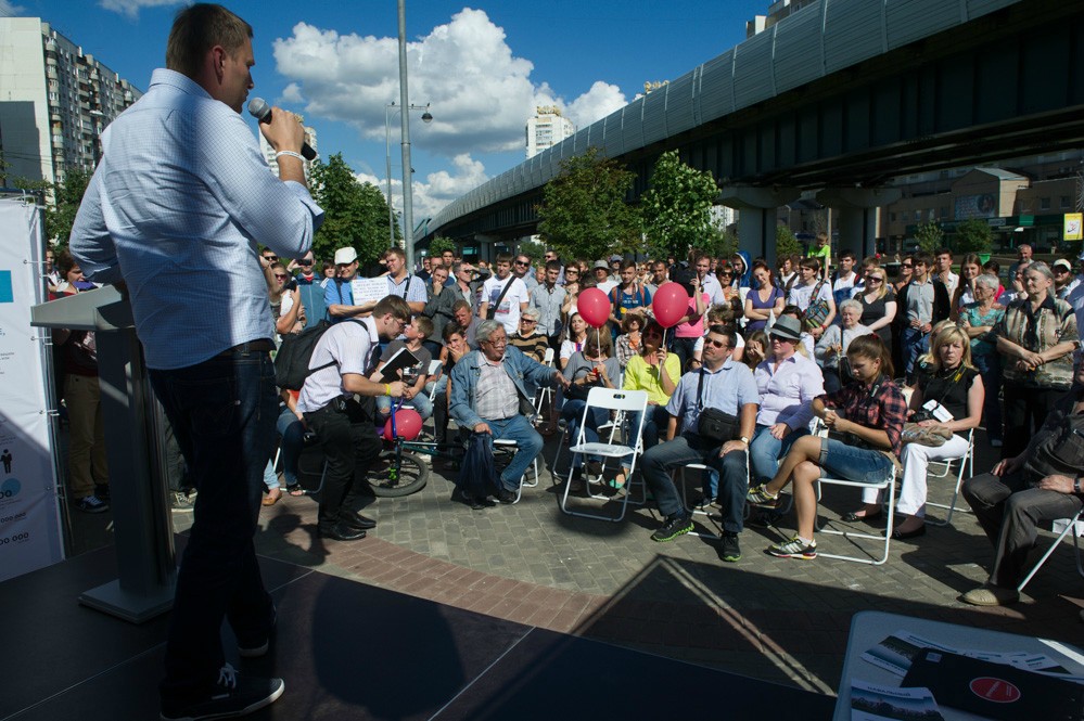 Публичная агитация. Агитационные публичные мероприятия. Встреча кандидата с избирателями публичное мероприятие. Навальный встреча с избирателями. Встреча с избирателями мужчинами на улице весной.
