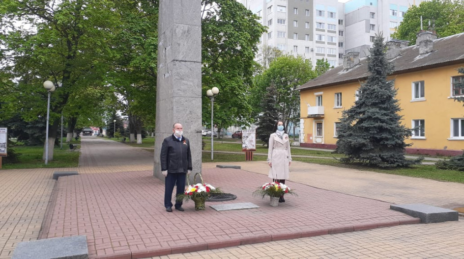 Фото брянск фокинский. Вечный огонь Брянск Фокинский район. Сквер вечный огонь Брянск Фокинский район. Вечный огонь в Фокинском районе города Брянска. Памятник вечный огонь Фокинского района г.Брянска.