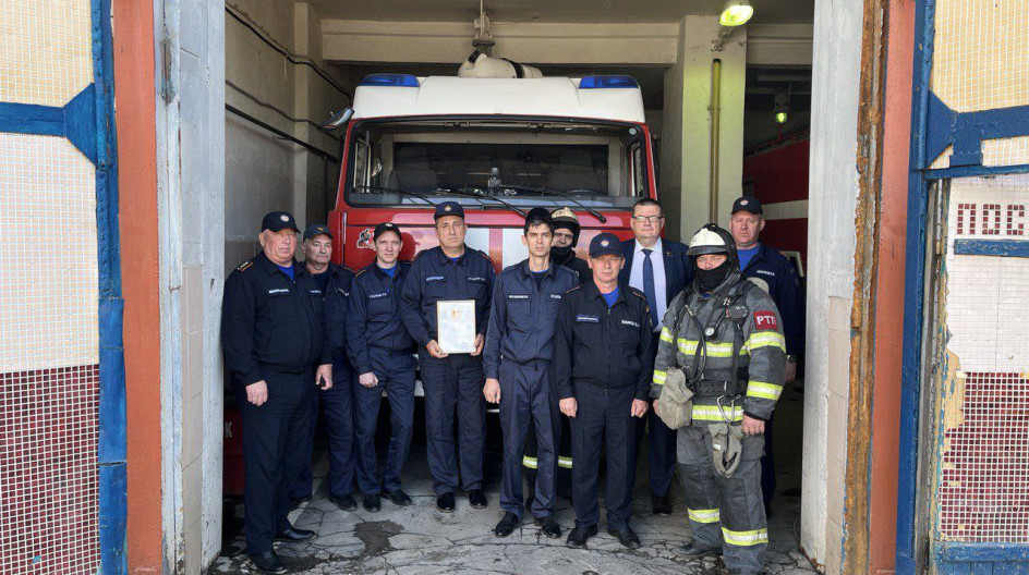 Прожекторы гку12-1000-256. Гку 12. Машина спасателей мчс. Прожектор янтарь днат-1000. Спасательная станция.