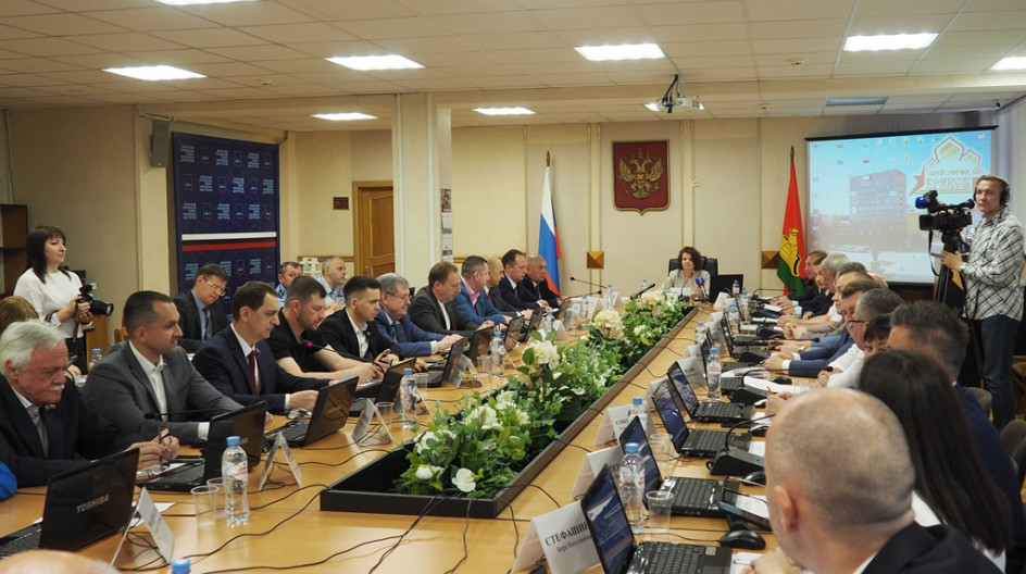 Депутаты брянского городского совета. Судьи г волгограда фото. Депутаты горсовета брянск. Горсовет брянск 2003. Депутат.