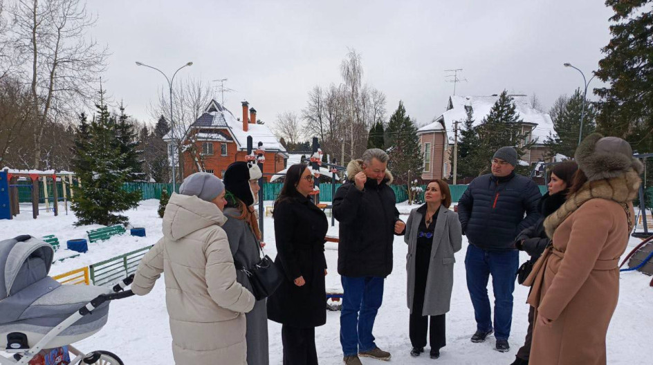 гражданин дети. многодетные с тремя мобилизации. дети и родители на прогулке со спины. семья военнослужащего. детские мобилизации.