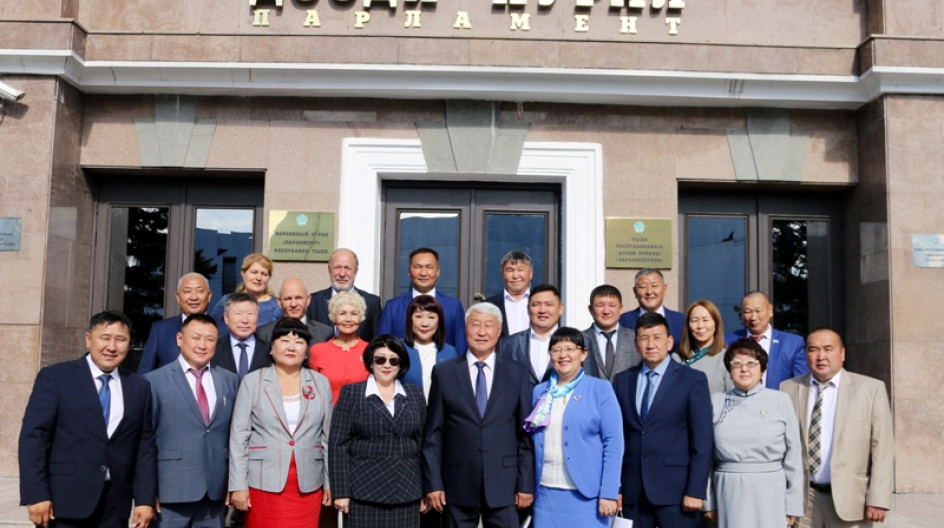 Депутаты верховного хурала республики тыва. Депутаты верховного хурала тыва 2024. Депутаты верховного хурала тыва 2024. Кандидаты в верховный хурал республики тыва. Депутаты верховного хурала тыва 2024.