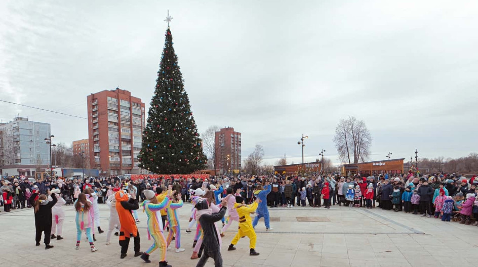 парк победы наб челны елка 2023. открытие елки парк победы. открытие елки парк победы. парк в орехово-зуево на набережной.