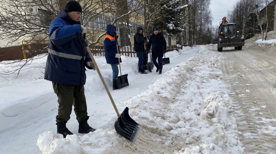 Кубинка снег. Требуется помощь в расчистке снега. Молодые кубинки убирать в Москве снег. Благодарим за помощь в уборке снега. Сосед кидает снег