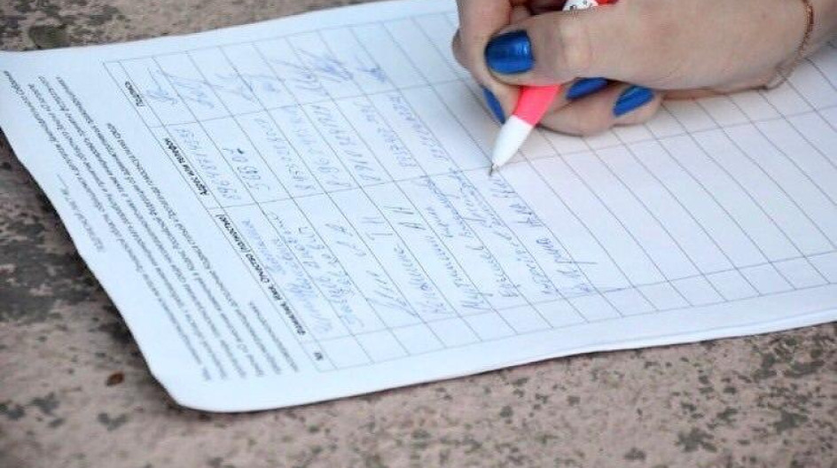 Сбор подписей инициативной группой. Собирает подписи. Подписи за кандидатов. Сборщик подписей. Сбор подписей в поддержку выдвижения кандидатов.