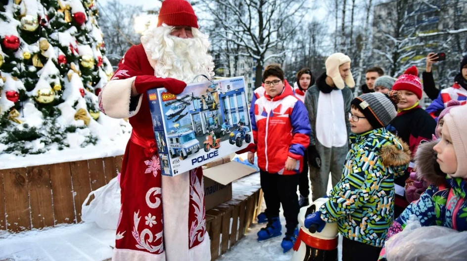 Дед мороз вручает подарок