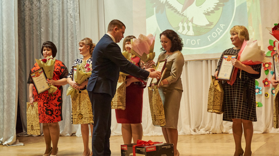 закрытие конкурса. закрытие конкурса. выступление детской школы искусств красночетайского района 2015 года. мероприятие посвященное году учителя. конкурс воспитательницы в вечерних платьях без формата.