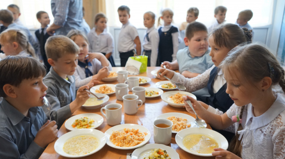 Питание в школе платное или. Бесплатное питание в начальной школе. Обед в школе. Питание в школьной столовой. Завтрак в школьной столовой.